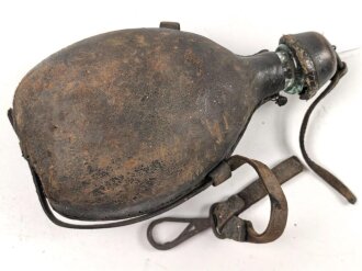 Mit Leder bezogene Feldflasche aus Glas, vermutlich Schweiz. Ungereinigtes Stück