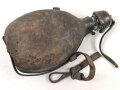 Mit Leder bezogene Feldflasche aus Glas, vermutlich Schweiz. Ungereinigtes Stück