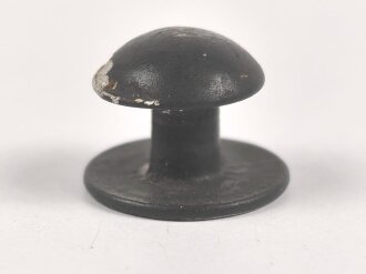 Lackierter Leichtmetallbeschlag für einen Gasmaskendosenriemen der Wehrmacht