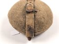 1.Weltkrieg, Feldflasche Modell 1910. Ungewöhnliche Ausführung, Schraubdeckel sitzt fest, Riemen abgerissen