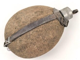 1.Weltkrieg, Feldflasche Modell 1910. Ungereinigter Fundzustand, Leder trocken