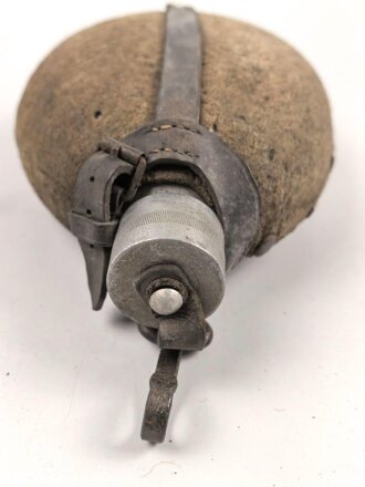 1.Weltkrieg, Feldflasche Modell 1910. Ungereinigter Fundzustand, Leder trocken