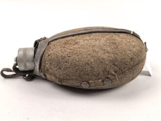 1.Weltkrieg, Feldflasche Modell 1910. Ungereinigter Fundzustand, Leder trocken