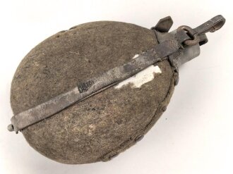 1.Weltkrieg, Feldflasche Modell 1910. Ungereinigter Fundzustand, Leder trocken