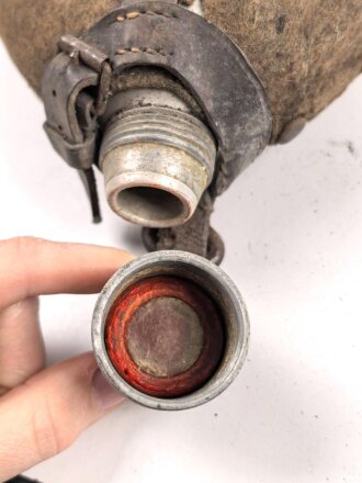 1.Weltkrieg, Feldflasche Modell 1910. Ungereinigter Fundzustand, Leder trocken