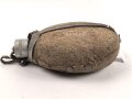 1.Weltkrieg, Feldflasche Modell 1910. Ungereinigter Fundzustand, Leder trocken