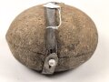 1.Weltkrieg, Feldflasche Modell 1910. Ungereinigter Fundzustand, Leder trocken