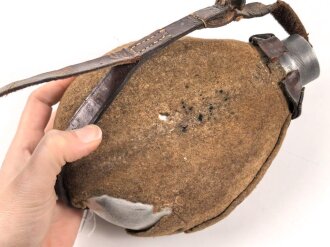 1.Weltkrieg, Feldflasche Modell 1910. Getragenes Stück, datiert 1914, defekt