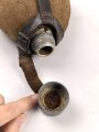 1.Weltkrieg, Feldflasche Modell 1910. Getragenes Stück, datiert 1914, defekt