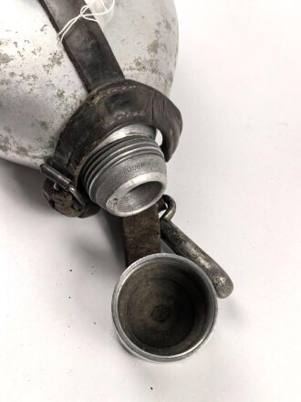 1.Weltkrieg Feldflasche . Bezug fehlt, der Schraubdeckel datiert 1908
