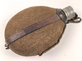 2.Weltkrieg, Feldflasche Modell 1910, der Schraubdeckel datiert 1915. Gegen Ende des 2. Weltkriegs reaktiviert, mit neuem Bezug und Belederung versehen und nochmals verausgabt. Ungereinigtes Stück, Leder trocken