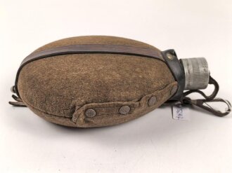 2.Weltkrieg, Feldflasche Modell 1910, der Schraubdeckel datiert 1915. Gegen Ende des 2. Weltkriegs reaktiviert, mit neuem Bezug und Belederung versehen und nochmals verausgabt. Ungereinigtes Stück, Leder trocken