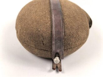 2.Weltkrieg, Feldflasche Modell 1910, der Schraubdeckel datiert 1915. Gegen Ende des 2. Weltkriegs reaktiviert, mit neuem Bezug und Belederung versehen und nochmals verausgabt. Ungereinigtes Stück, Leder trocken