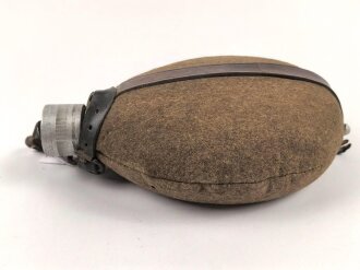 2.Weltkrieg, Feldflasche Modell 1910, der Schraubdeckel datiert 1915. Gegen Ende des 2. Weltkriegs reaktiviert, mit neuem Bezug und Belederung versehen und nochmals verausgabt. Ungereinigtes Stück, Leder trocken