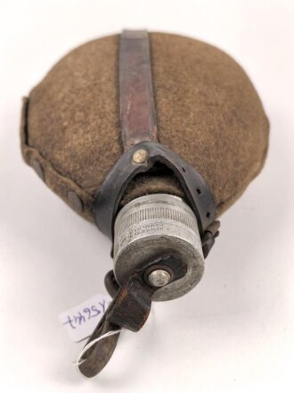 2.Weltkrieg, Feldflasche Modell 1910, der Schraubdeckel datiert 1915. Gegen Ende des 2. Weltkriegs reaktiviert, mit neuem Bezug und Belederung versehen und nochmals verausgabt. Ungereinigtes Stück, Leder trocken