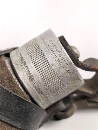 2.Weltkrieg, Feldflasche Modell 1910, der Schraubdeckel datiert 1915. Gegen Ende des 2. Weltkriegs reaktiviert, mit neuem Bezug und Belederung versehen und nochmals verausgabt. Ungereinigtes Stück, Leder trocken