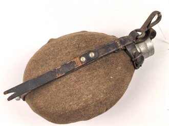 2.Weltkrieg, Feldflasche Modell 1910, der Schraubdeckel datiert 1915. Gegen Ende des 2. Weltkriegs reaktiviert, mit neuem Bezug und Belederung versehen und nochmals verausgabt. Ungereinigtes Stück, Leder trocken
