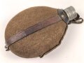 2.Weltkrieg, Feldflasche Modell 1910, der Schraubdeckel datiert 1915. Gegen Ende des 2. Weltkriegs reaktiviert, mit neuem Bezug und Belederung versehen und nochmals verausgabt. Ungereinigtes Stück, Leder trocken