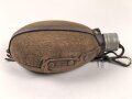 2.Weltkrieg, Feldflasche Modell 1910, der Schraubdeckel datiert 1915. Gegen Ende des 2. Weltkriegs reaktiviert, mit neuem Bezug und Belederung versehen und nochmals verausgabt. Ungereinigtes Stück, Leder trocken