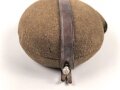 2.Weltkrieg, Feldflasche Modell 1910, der Schraubdeckel datiert 1915. Gegen Ende des 2. Weltkriegs reaktiviert, mit neuem Bezug und Belederung versehen und nochmals verausgabt. Ungereinigtes Stück, Leder trocken