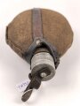 2.Weltkrieg, Feldflasche Modell 1910, der Schraubdeckel datiert 1915. Gegen Ende des 2. Weltkriegs reaktiviert, mit neuem Bezug und Belederung versehen und nochmals verausgabt. Ungereinigtes Stück, Leder trocken