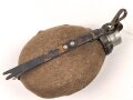 2.Weltkrieg, Feldflasche Modell 1910, der Schraubdeckel datiert 1915. Gegen Ende des 2. Weltkriegs reaktiviert, mit neuem Bezug und Belederung versehen und nochmals verausgabt. Ungereinigtes Stück, Leder trocken