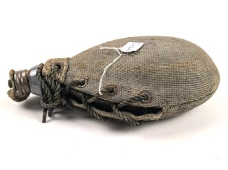 1.Weltkrieg, emaillierte Feldflasche mit Bezug aus Ersatzmaterial. getragenes Stück, der Korkpfropfen defekt.