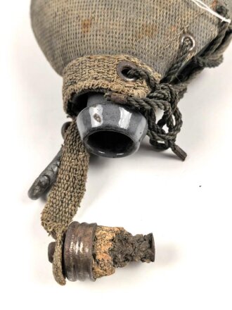 1.Weltkrieg, emaillierte Feldflasche mit Bezug aus Ersatzmaterial. getragenes Stück, der Korkpfropfen defekt.