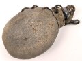 1.Weltkrieg, emaillierte Feldflasche mit Bezug aus Ersatzmaterial. getragenes Stück, der Korkpfropfen defekt.
