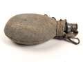 1.Weltkrieg, emaillierte Feldflasche mit Bezug aus Ersatzmaterial. getragenes Stück, der Korkpfropfen defekt.