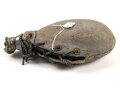 1.Weltkrieg, emaillierte Feldflasche mit Bezug aus Ersatzmaterial. getragenes Stück, der Korkpfropfen defekt.