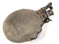 1.Weltkrieg, emaillierte Feldflasche mit Bezug aus Ersatzmaterial. getragenes Stück, der Korkpfropfen defekt.