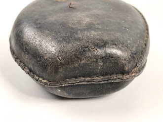 Mit Leder bezogene Feldflasche aus Glas, Alter und Herkunft unbekannt