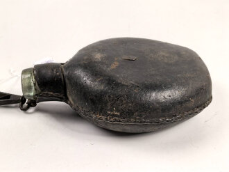 Mit Leder bezogene Feldflasche aus Glas, Alter und Herkunft unbekannt