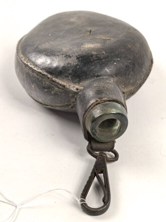 Mit Leder bezogene Feldflasche aus Glas, Alter und Herkunft unbekannt