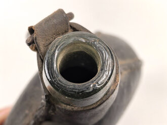 Mit Leder bezogene Feldflasche aus Glas, Alter und Herkunft unbekannt