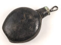 Mit Leder bezogene Feldflasche aus Glas, Alter und Herkunft unbekannt