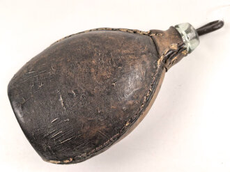 Mit Leder bezogene Feldflasche aus Glas, Alter und Herkunft unbekannt