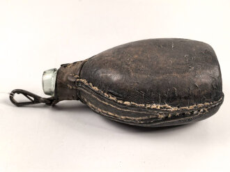 Mit Leder bezogene Feldflasche aus Glas, Alter und Herkunft unbekannt