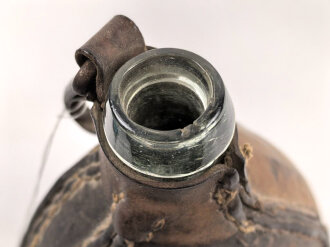 Mit Leder bezogene Feldflasche aus Glas, Alter und Herkunft unbekannt