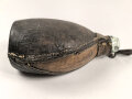 Mit Leder bezogene Feldflasche aus Glas, Alter und Herkunft unbekannt