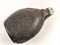 Mit Leder bezogene Feldflasche aus Glas, Alter und Herkunft unbekannt