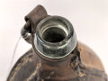 Mit Leder bezogene Feldflasche aus Glas, Alter und Herkunft unbekannt