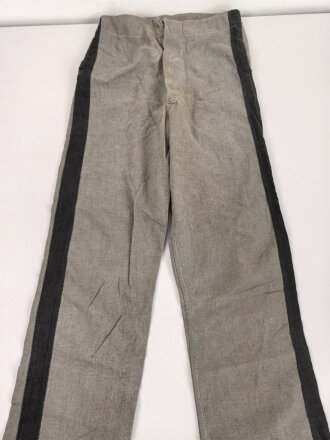 Graue Hose mit breiterm, schwarzen Besatz. Rückseitig breiter Riegel wie in der Zeit des 1. Weltkrieg üblich. Für mich nicht zuzuordnen, eventuell für Kriegsgefangene ?