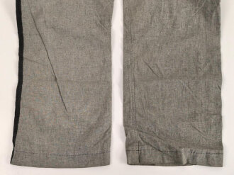 Graue Hose mit breiterm, schwarzen Besatz. Rückseitig breiter Riegel wie in der Zeit des 1. Weltkrieg üblich. Für mich nicht zuzuordnen, eventuell für Kriegsgefangene ?