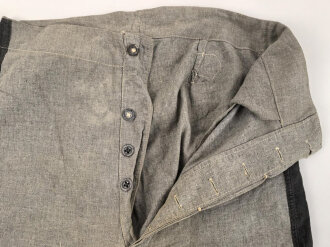 Graue Hose mit breiterm, schwarzen Besatz. Rückseitig breiter Riegel wie in der Zeit des 1. Weltkrieg üblich. Für mich nicht zuzuordnen, eventuell für Kriegsgefangene ?