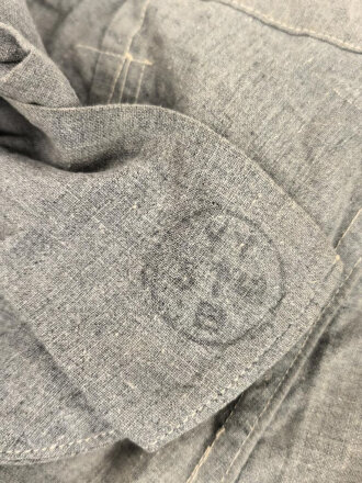 Graue Hose mit breiterm, schwarzen Besatz. Rückseitig breiter Riegel wie in der Zeit des 1. Weltkrieg üblich. Für mich nicht zuzuordnen, eventuell für Kriegsgefangene ?