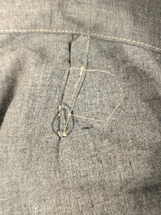 Graue Hose mit breiterm, schwarzen Besatz. Rückseitig breiter Riegel wie in der Zeit des 1. Weltkrieg üblich. Für mich nicht zuzuordnen, eventuell für Kriegsgefangene ?