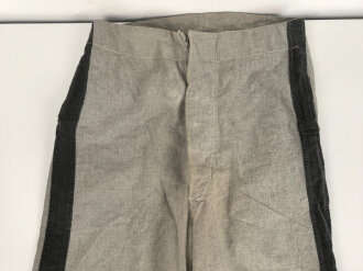 Graue Hose mit breiterm, schwarzen Besatz. Rückseitig breiter Riegel wie in der Zeit des 1. Weltkrieg üblich. Für mich nicht zuzuordnen, eventuell für Kriegsgefangene ?