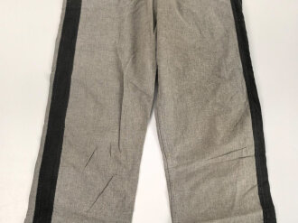 Graue Hose mit breiterm, schwarzen Besatz. Rückseitig breiter Riegel wie in der Zeit des 1. Weltkrieg üblich. Für mich nicht zuzuordnen, eventuell für Kriegsgefangene ?